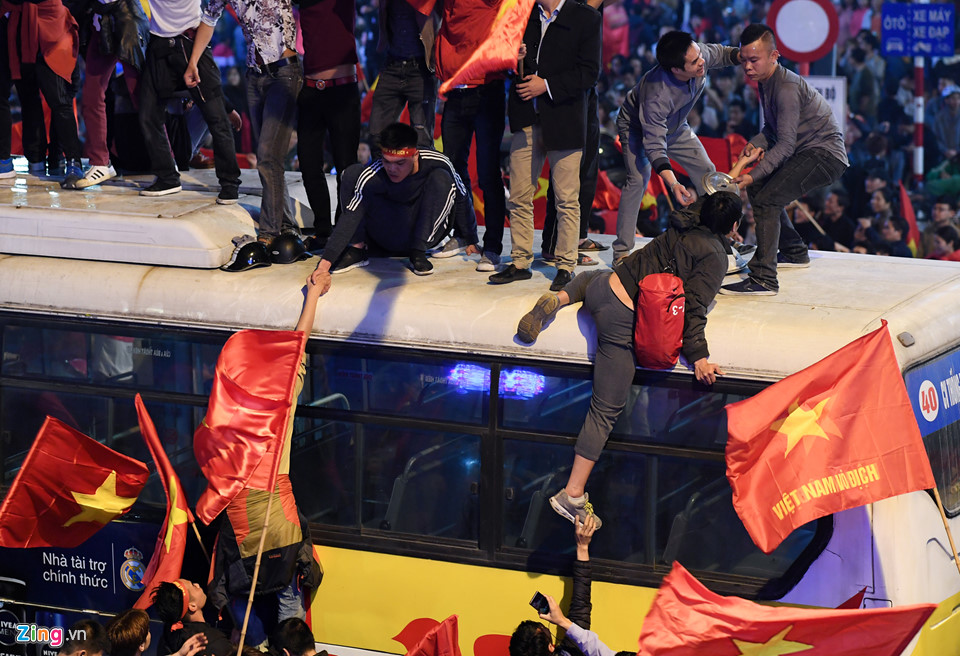 CĐV quá khích nhảy nóc xe buýt ăn mừng bóng đá U23 Việt Nam